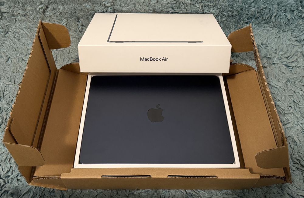 MacBook Air 13,6-inch, Mid 2022 M2, 8GB DDR, 256GB ssd Baterie 100%