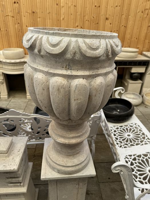 Postament cu jardiniera travertin