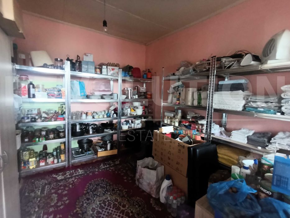 Просторна къща с голям двор и стопански постройки в с. Владимирово!