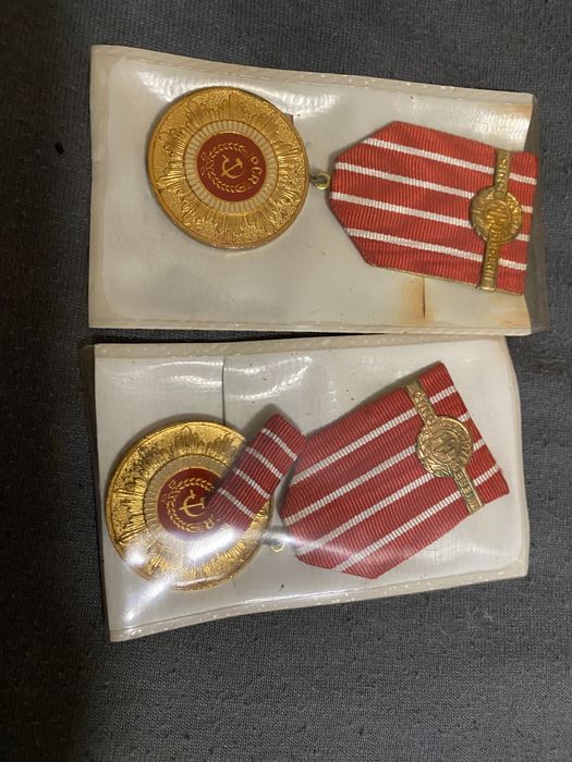Vând insigne de merit rsr