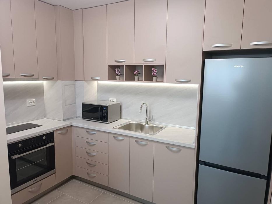 Дава се под наем Двустаен апартамент в Бургас, Меден рудник - зона А - 56 кв.м за 357 € - Снимка #1