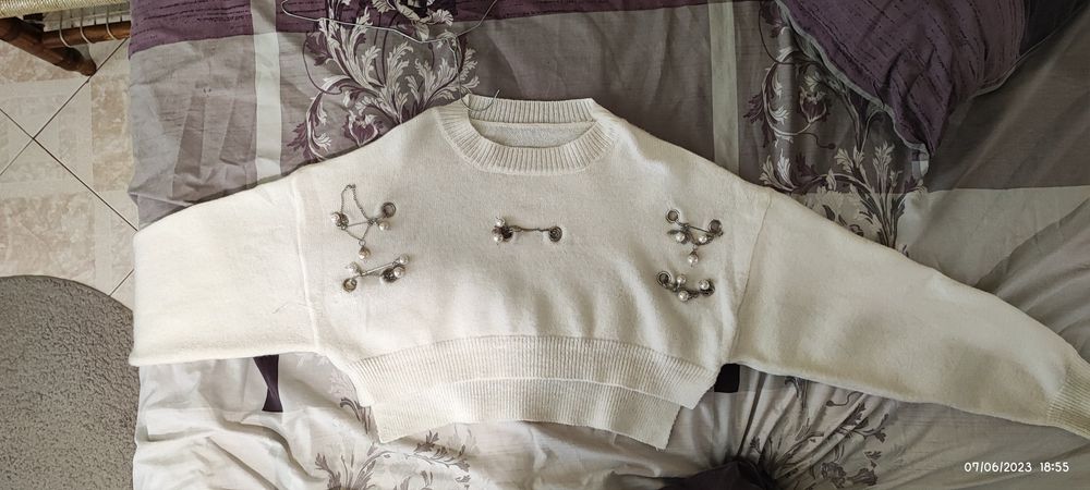 Къс бял пуловер със секретни игли