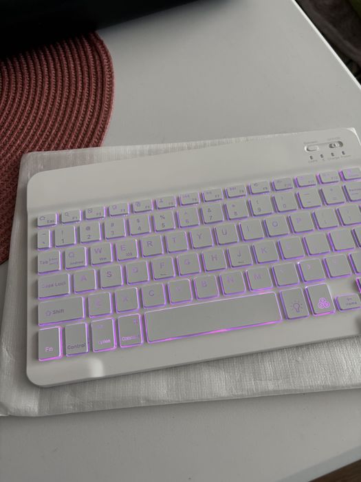 Tastatura bluetooth noua