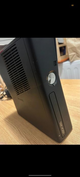 Xbox 360 slim, în stare bună