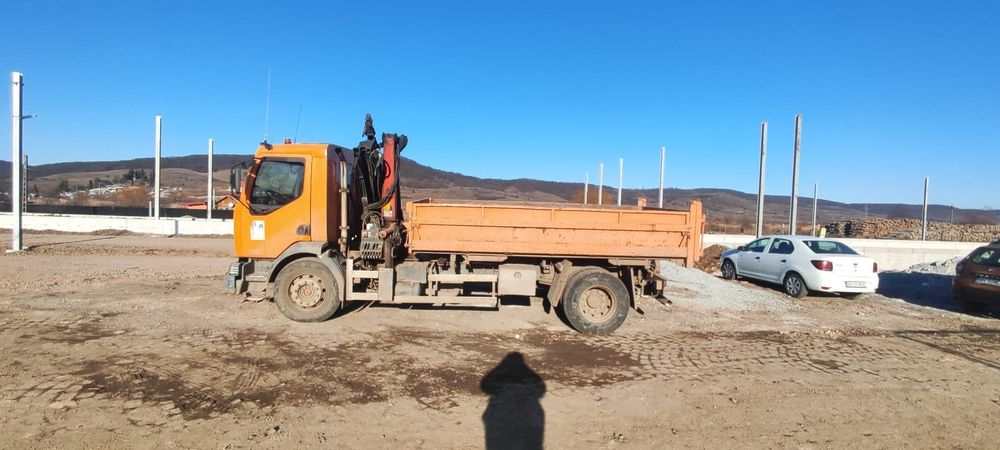 Camion basculabil pe trei părți cu macara