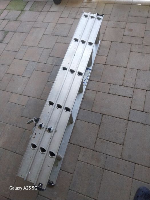 Scară pod / mansardă aluminiu profesională Werner (3 tronsoane x 5 trepte)Descriere: