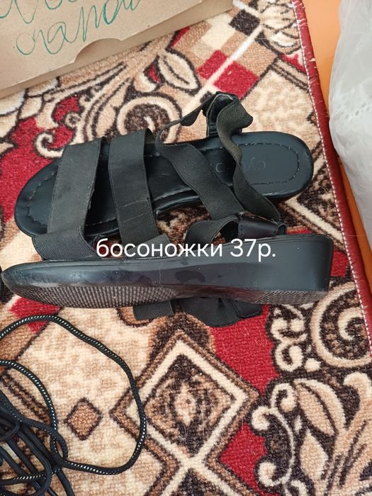 Отдам обувь для девочки  и женскую