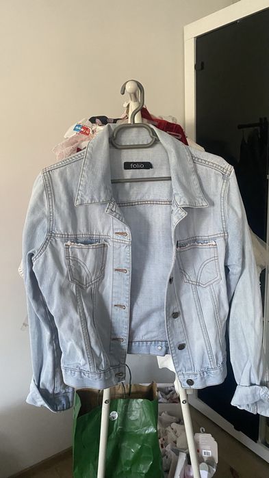 Vand lot haine camasi  bluze ,vesta ,pantaloni .