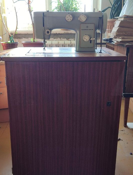 Швейная машина, рабочая.