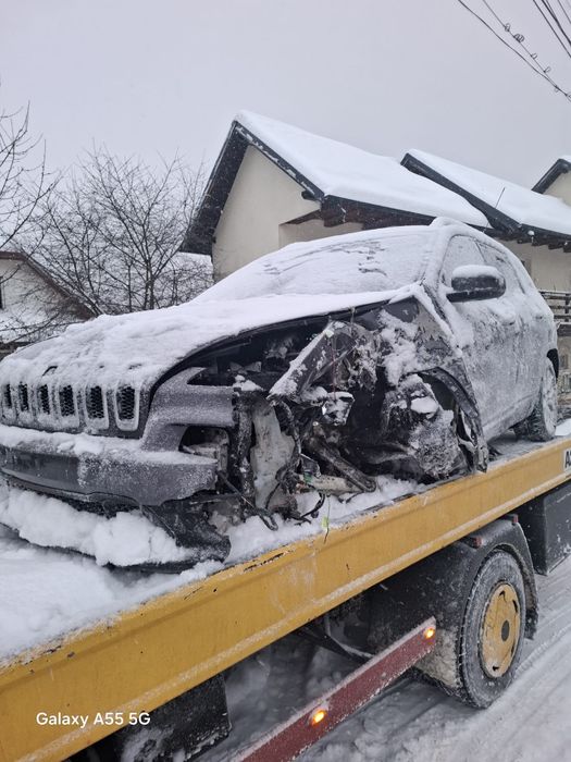 Vând mașina accidentată jeep Cherooke