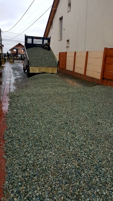 Transport basculabil: nisip sort moloz balastru piatra concasata paman