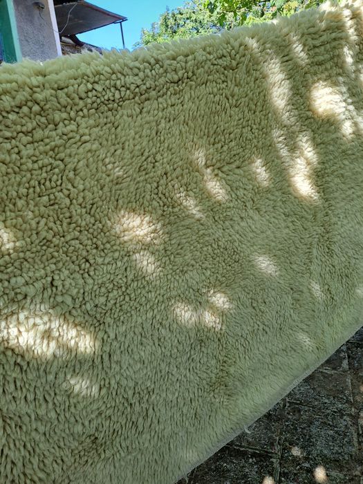 Вълнена покривка за легло,нова в отлично състояние.Два губера .