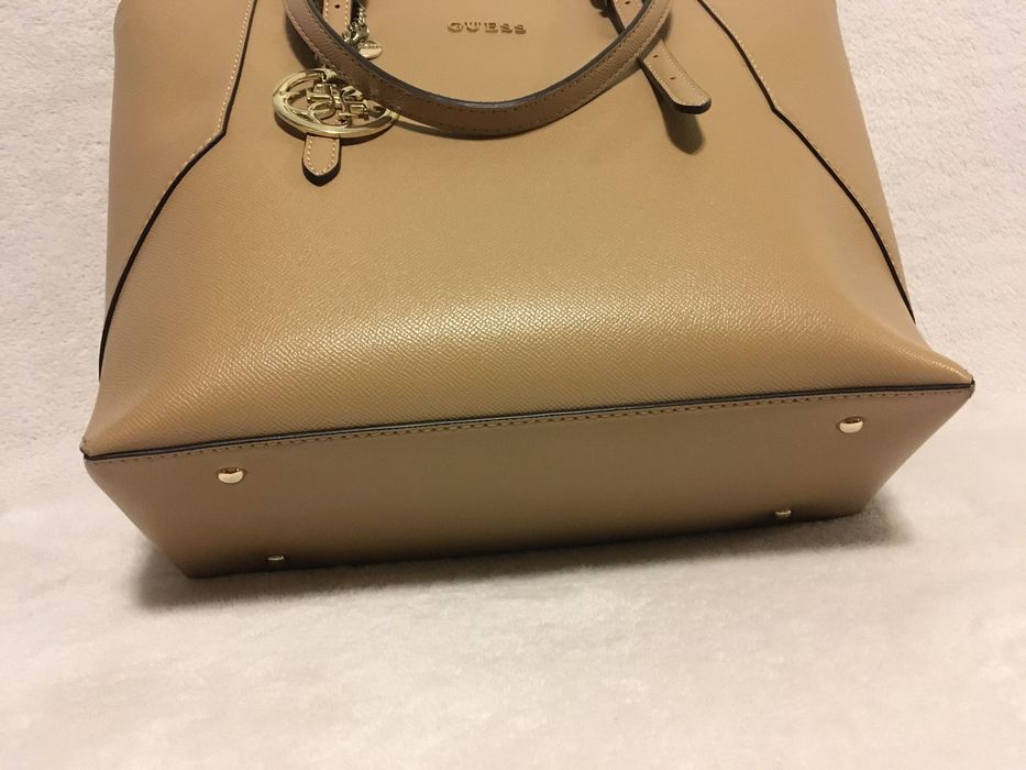 Оригинална дамска бежова чанта Guess