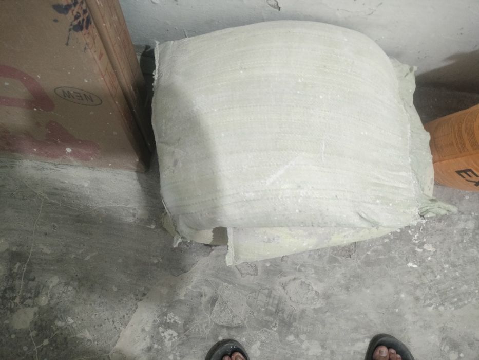 11 pachka kafel xamda 3 qop albastir sotiladi