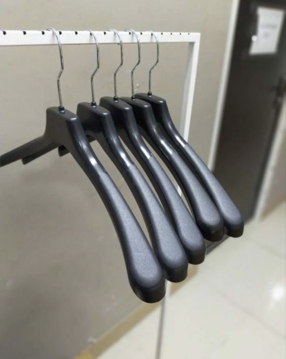 Вешалки черные матовые