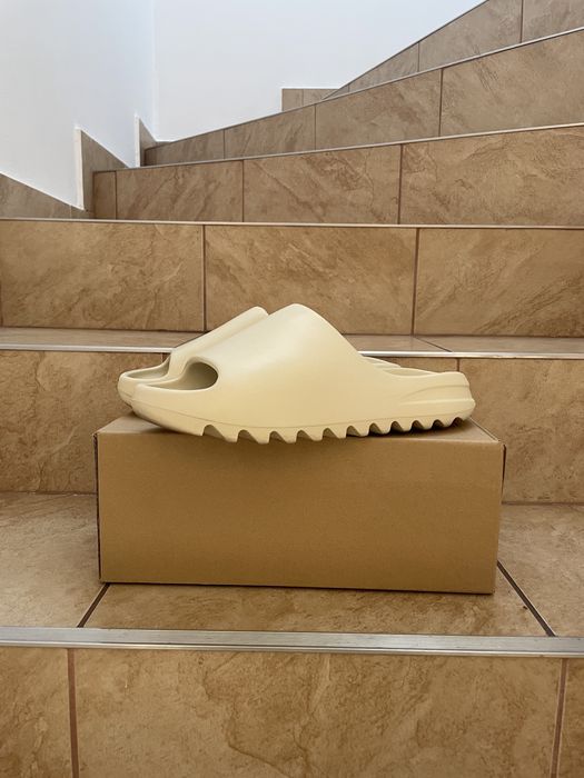 Yeezy Slide Onyx / Bone •PREMIUM