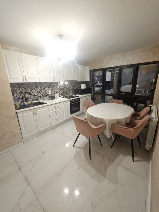 Închiriez apartament doua camere.
