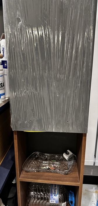 Висок шкаф чисто нов