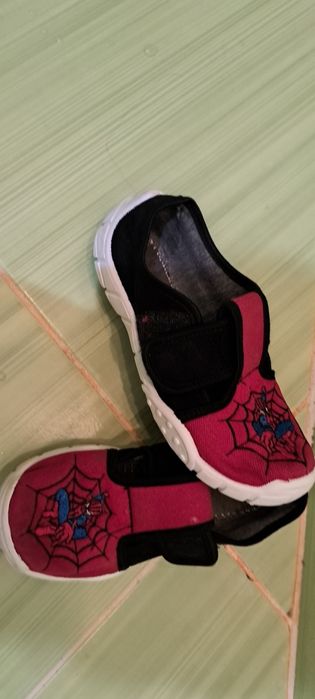 Детски пантофи и обувки