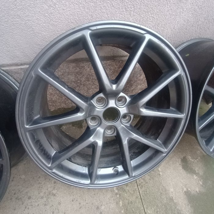 Тесла 3 джанти с датчиците .