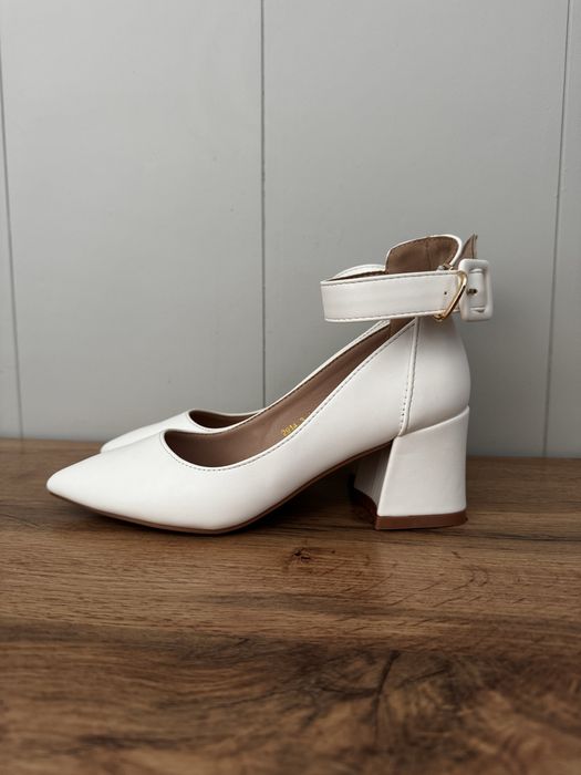 Продаю  белые туфли