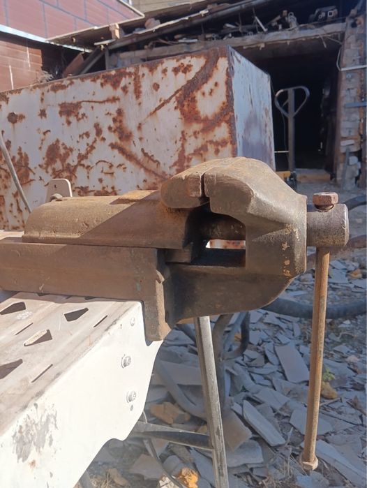Продам тиски слесарные разные