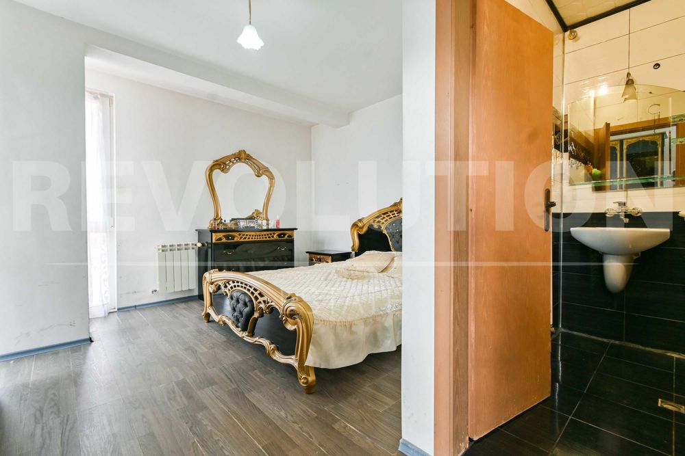 Продава се Тристаен апартамент в София, Надежда 2 - 130 кв.м за 2405 €/кв.м - Снимка #9