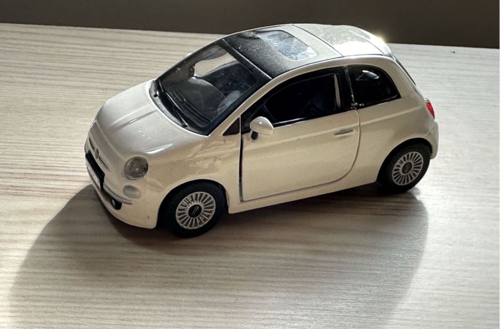 Macheta metalica Burago 1/32 FIAT 500