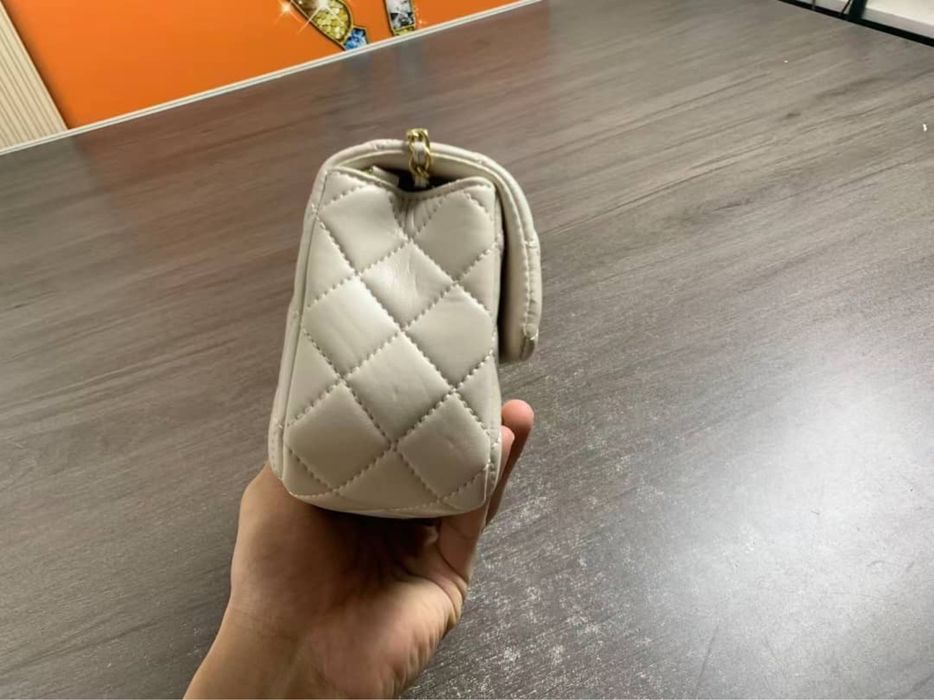 Бяла екрю мини чанта chanel