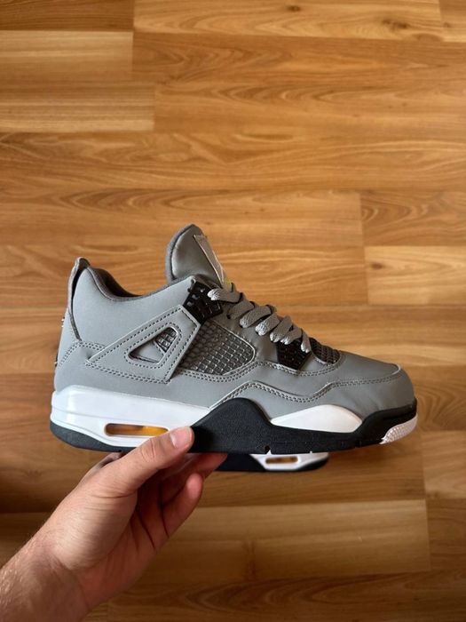 Sneakers Jordan4 cu eticheta (nu Nike, Gucci, Adidas, Balenciaga)