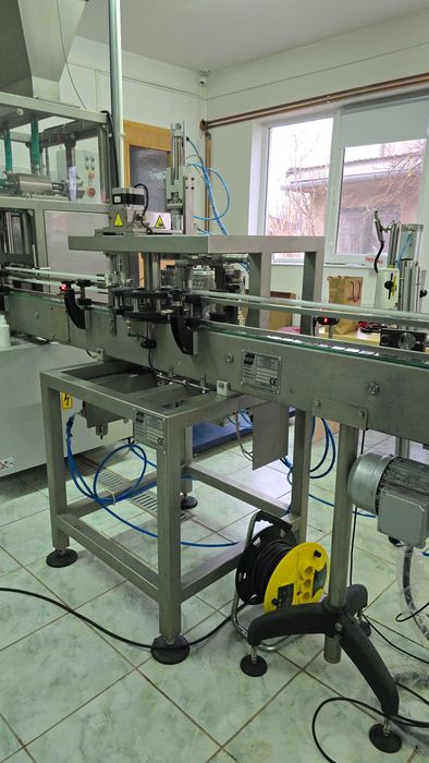 Masina dopuit automata dop plastic click-on, alimentator dopuri, inox