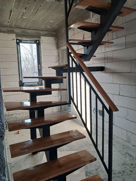 Scări metalice interioare pe vang central cu trepte din lemn masiv