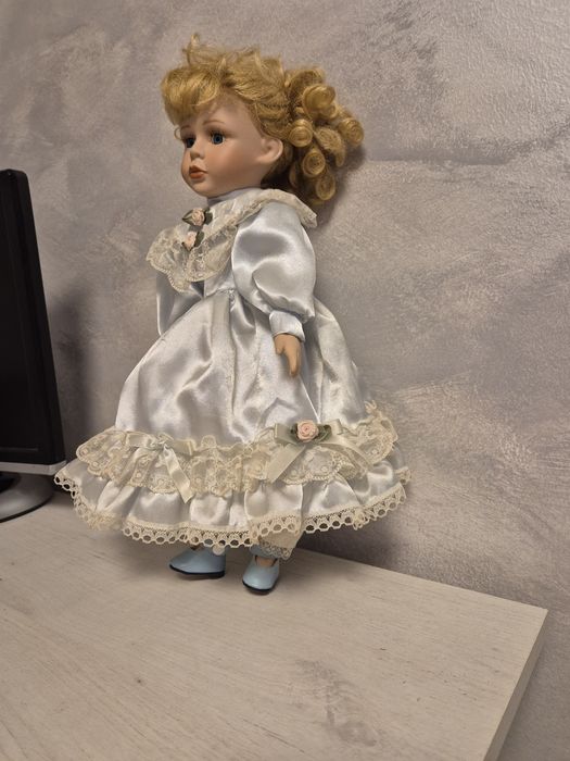 Продавам порцеланови кукли