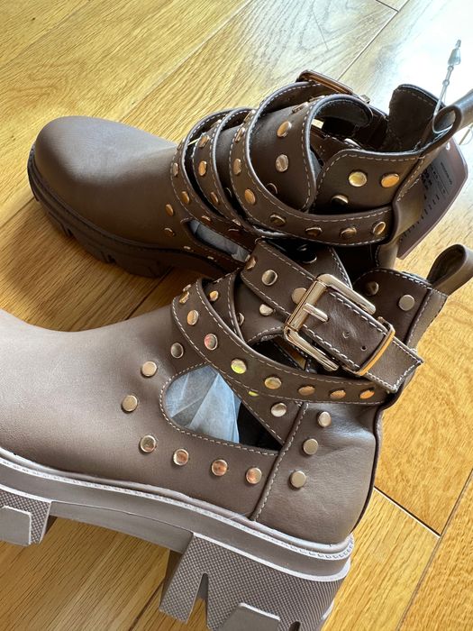 Бежови боти със златисто