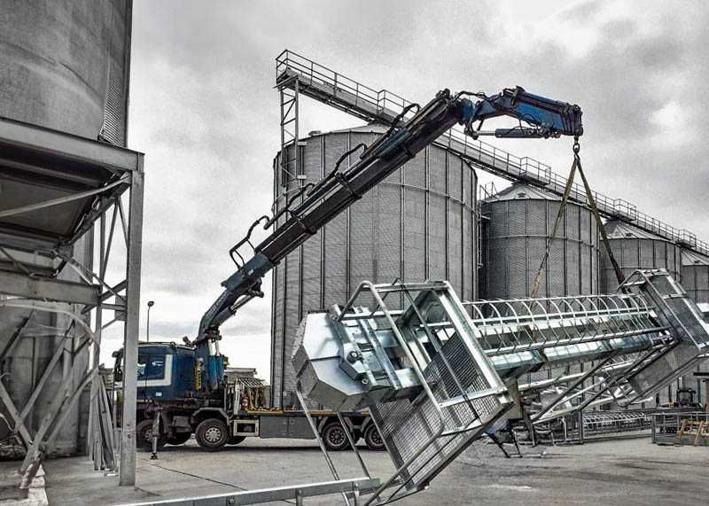 Transport 16t. Camion cu Macara HIAB de inchiriat. Tractari Utilaje.