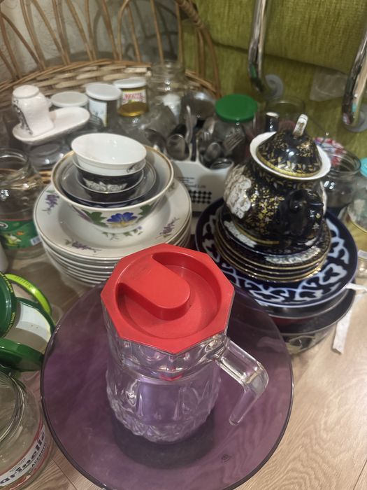 Разная посуда,тарелки,ложки,вилки,хрусталь и другое