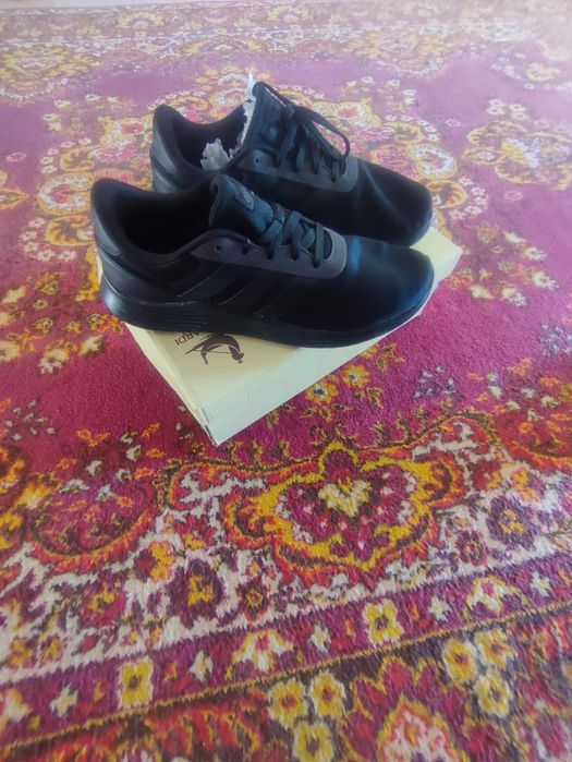 Продам кроссовки Adidas