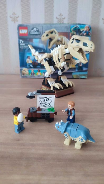 LEGO Jurassic World - Expozitia fosilei dinozaurului T. rex 76940