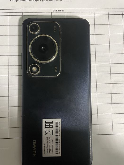 Продаю прошлогодний телефон