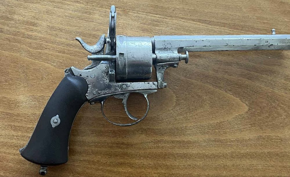 Оригинален стар револвер