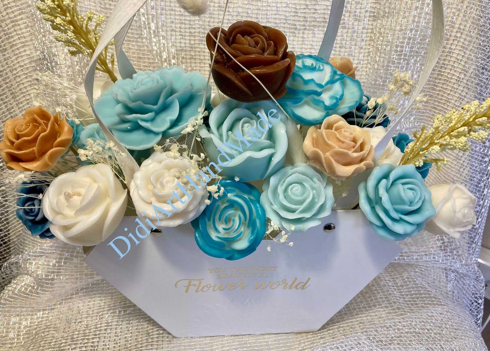 Луксозен букет от соеви  свещи в тюркоаз и бяло – ръчна изработка