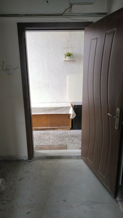 Входна врата с мраморен праг