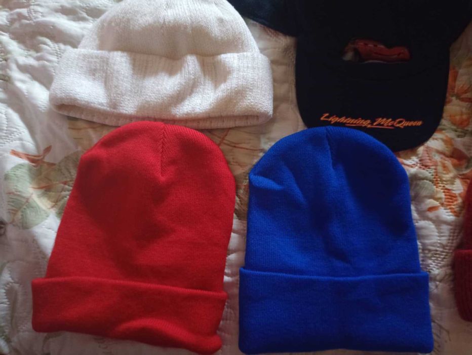 Чисто нови и малко използвани зимни детски шапки