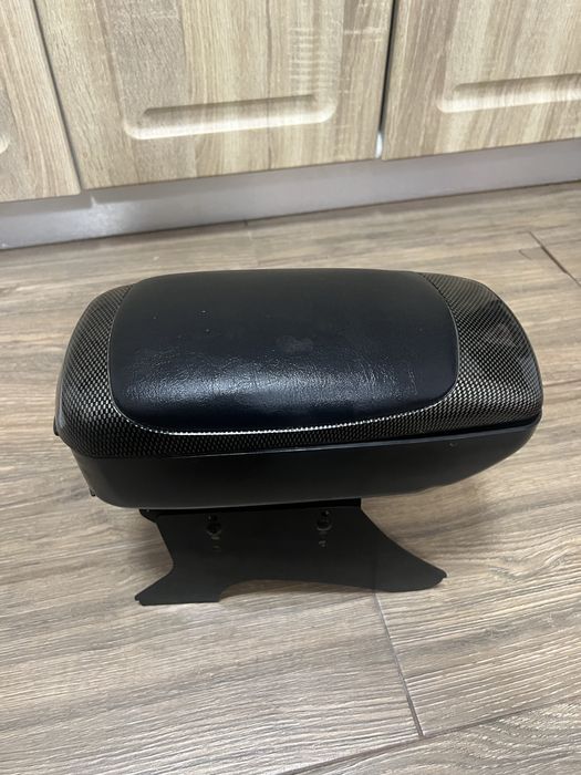 Подлакътник за кола.