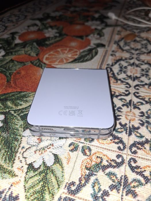 Vând un Galaxy Z Flip 4