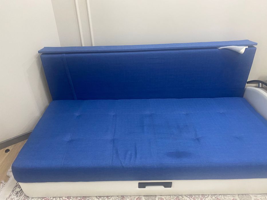 Диван синего цвета