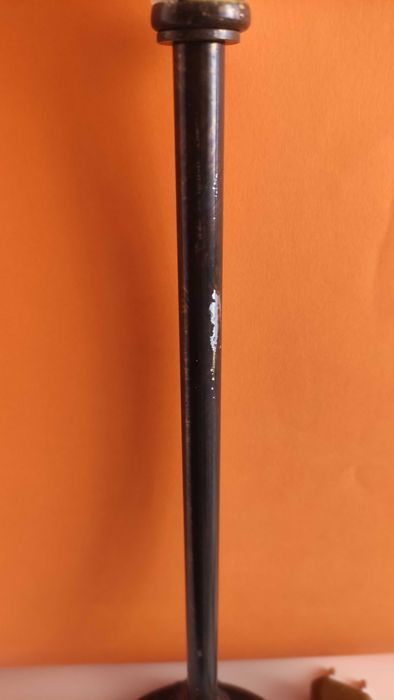 Висока настолна лампа от метал с орнаменти