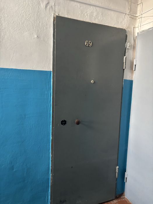 Продам дверь железная .