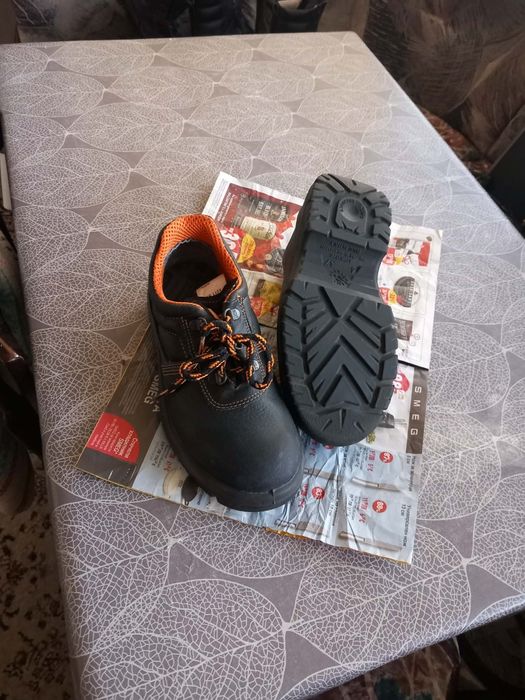 Работни обувки 37 номер и кубински 42
