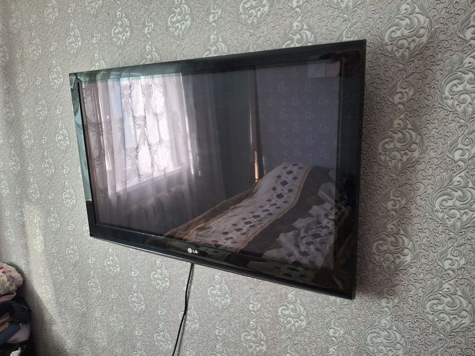 Телевизор LG 120х70